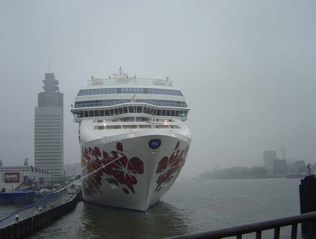 Cruiseschip ms Norwegian Gem van Norwegian Cruise Lines aan de Cruise Terminal Rotterdam